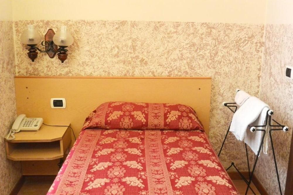 Hotel Nettuno Милано Екстериор снимка